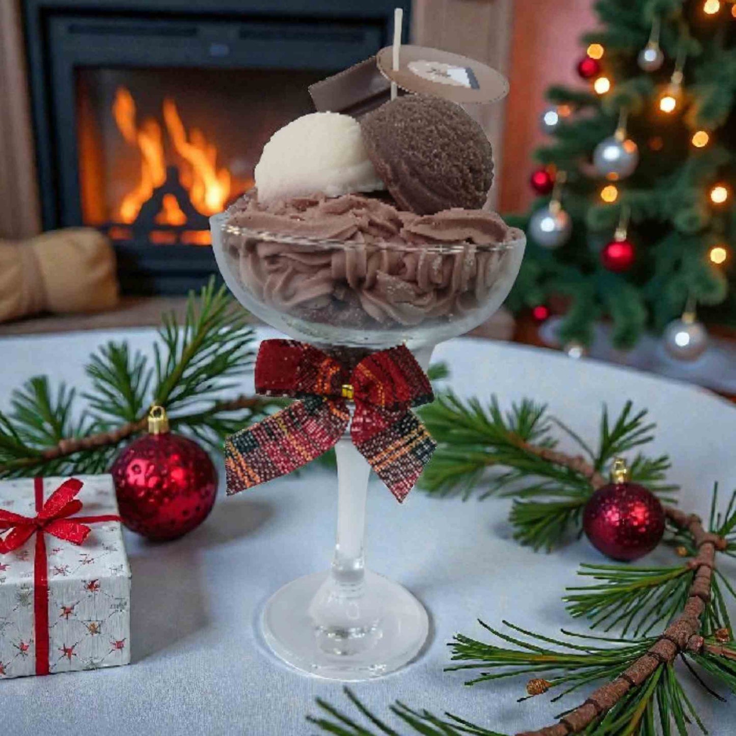 Lumanare de Craciun tip inghetata cu frisca si ciocolata din ceara naturala de soia, realizata handmade.