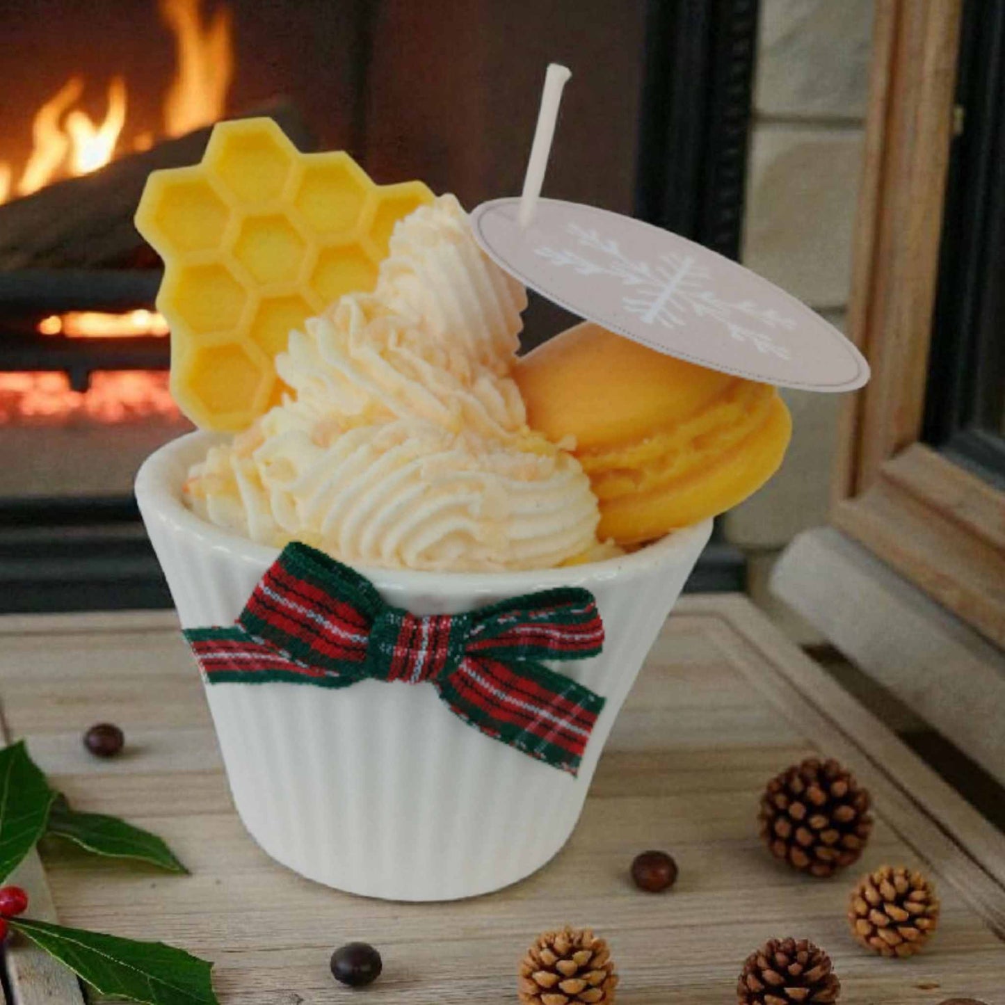 Lumanare de Craciun tip briosa cu frisca, macarons si fagure de albine din ceara naturala de soia.