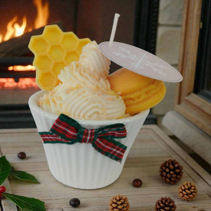 Lumanare de Craciun tip briosa cu frisca, macarons si fagure de albine din ceara naturala de soia.