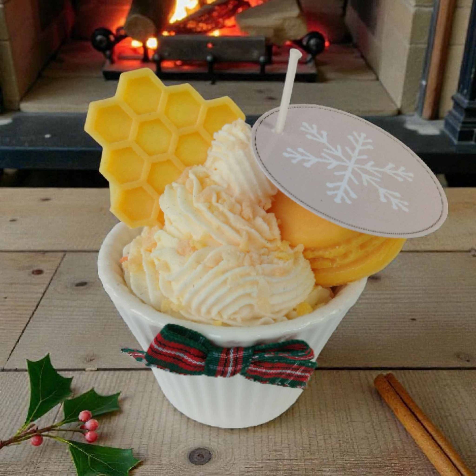 Lumanare de Craciun parfumata, tip briosa, realizata handmade din ceara naturala de soia.