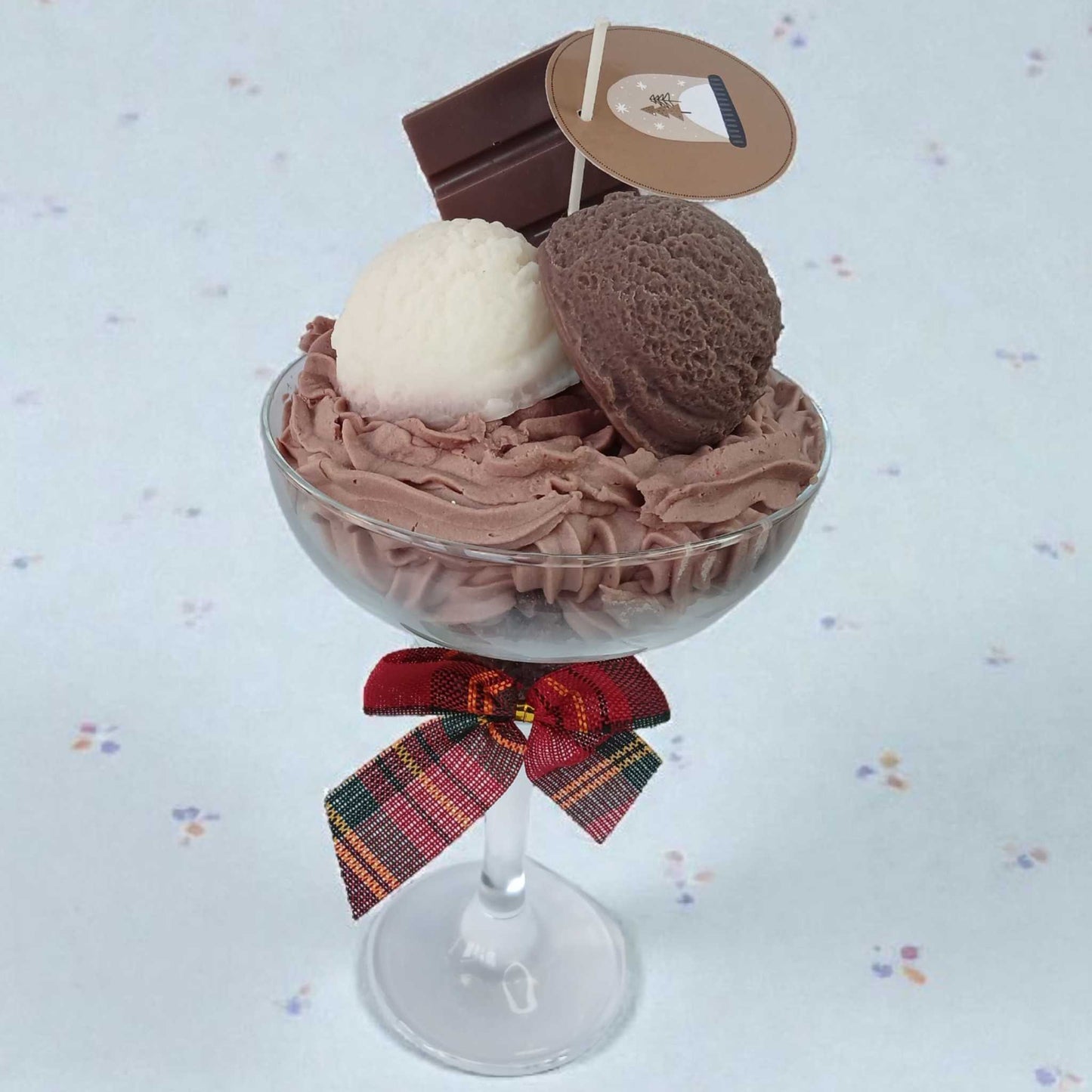 Lumanare de Craciun, pahar inghetata cu frisca si ciocolata, realizata manual din ceara naturala de soia.