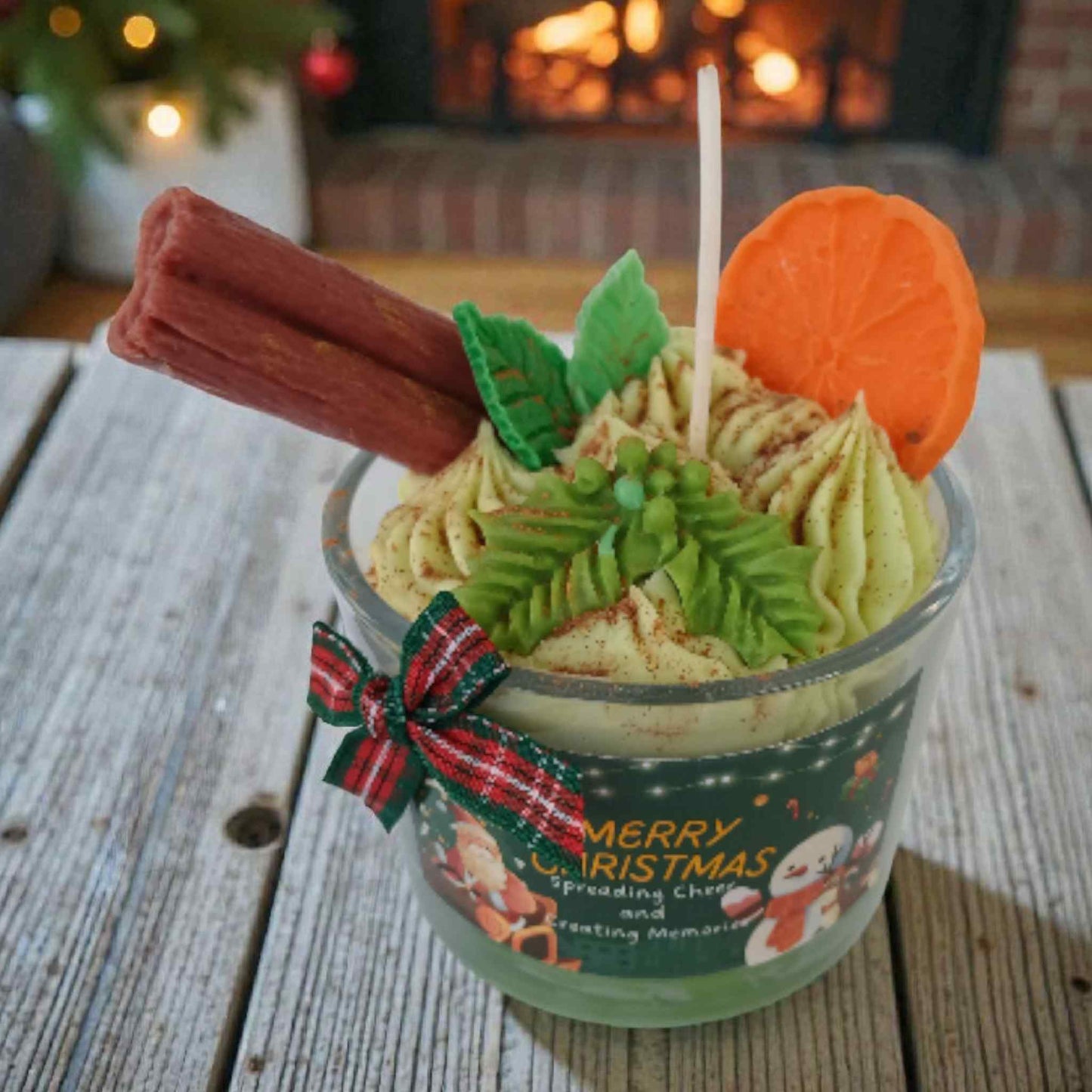 Lumanare de Craciun tip desert cu frisca, felie de portocala si scortisoara din ceara de soia naturala.