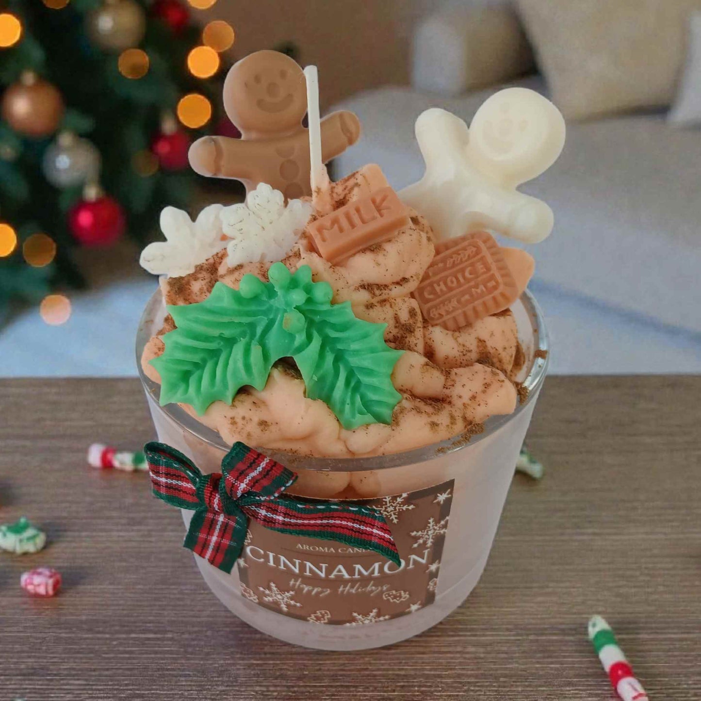 Lumanari de Craciun tip desert cu frisca, gingerbread si fulgi de zapada din ceara de soia.