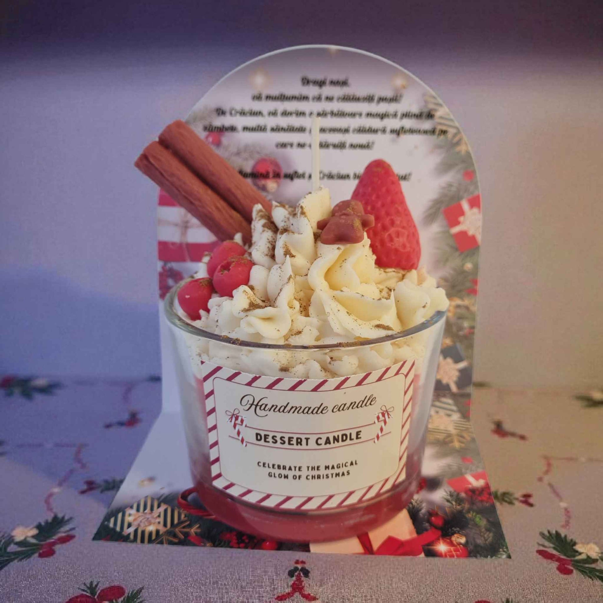 Lumanare tip desert de Craciun, cu frisca, scortisoara si capsuni din ceara de soia si mesaj pentru nasi.