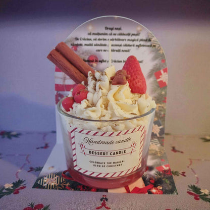 Lumanare tip desert de Craciun, cu frisca, scortisoara si capsuni din ceara de soia si mesaj pentru nasi.