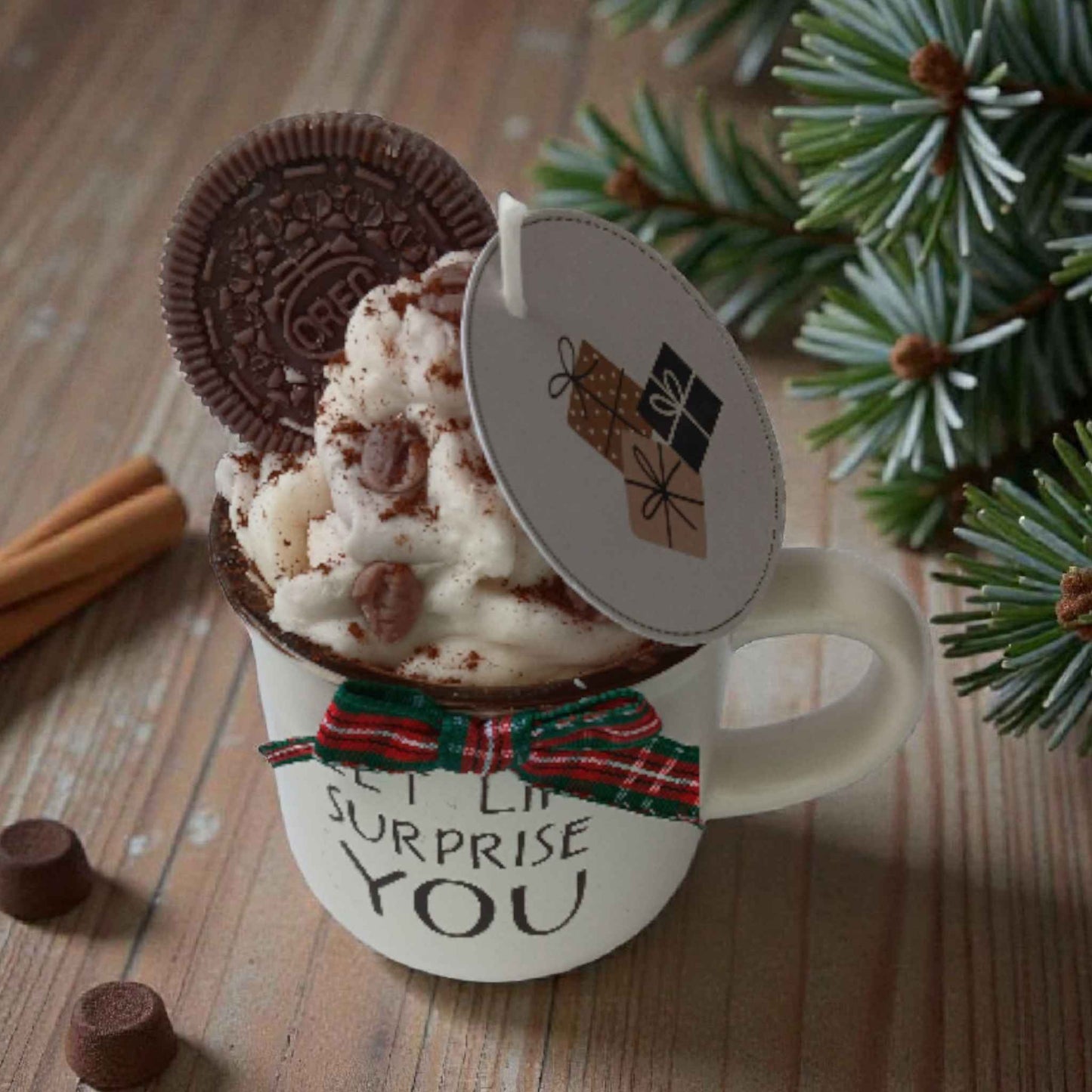 Lumanarede Craciun parfumata, tip desert cu frisca si oreo din ceara naturala de soia.