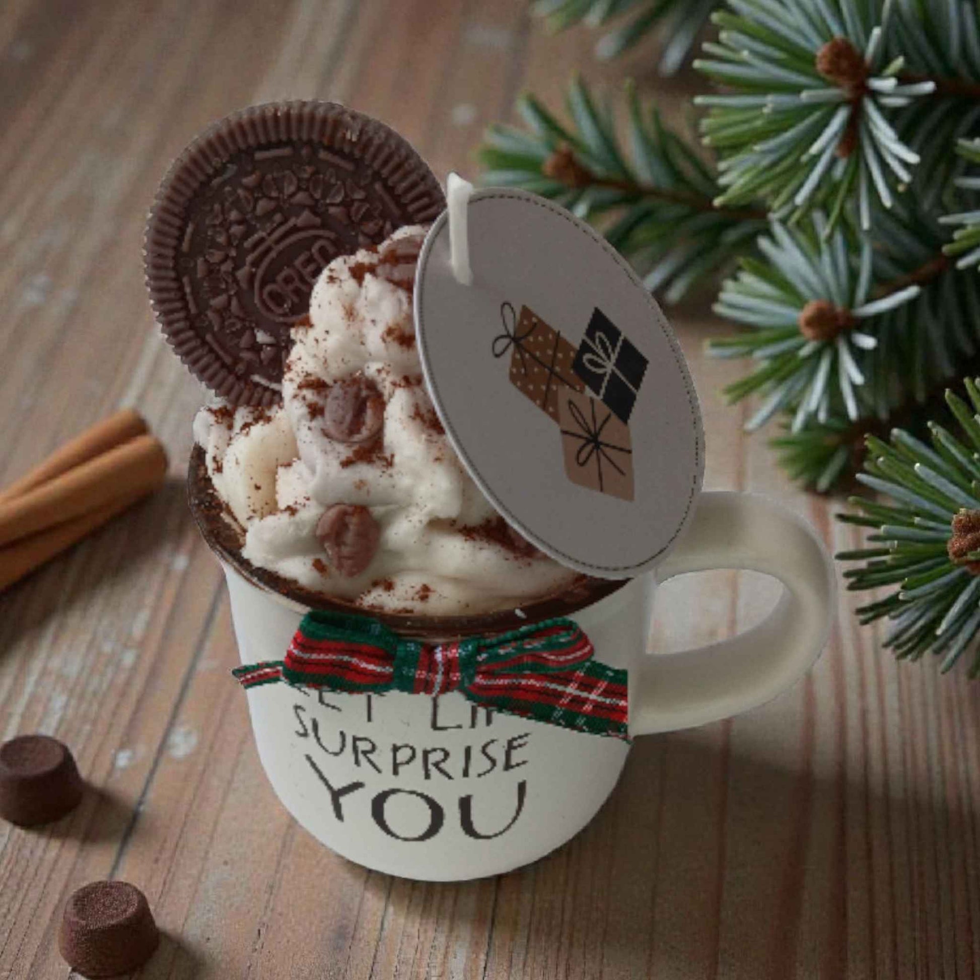 Lumanarede Craciun parfumata, tip desert cu frisca si oreo din ceara naturala de soia.