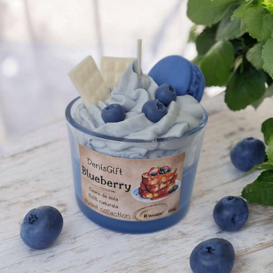Lumanare tip desert cu macarons, afine, frisca si ciocolata alba, din ceara naturala de soia. Lumanari desert artizanale.