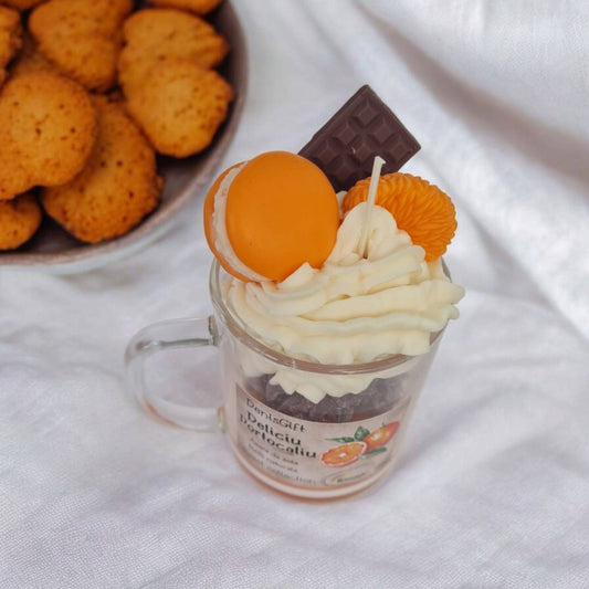 Lumanare tip desert, artizanala, cu firsca si ciocolata, macarons si portocale. Lumanare tip desert handmade.
