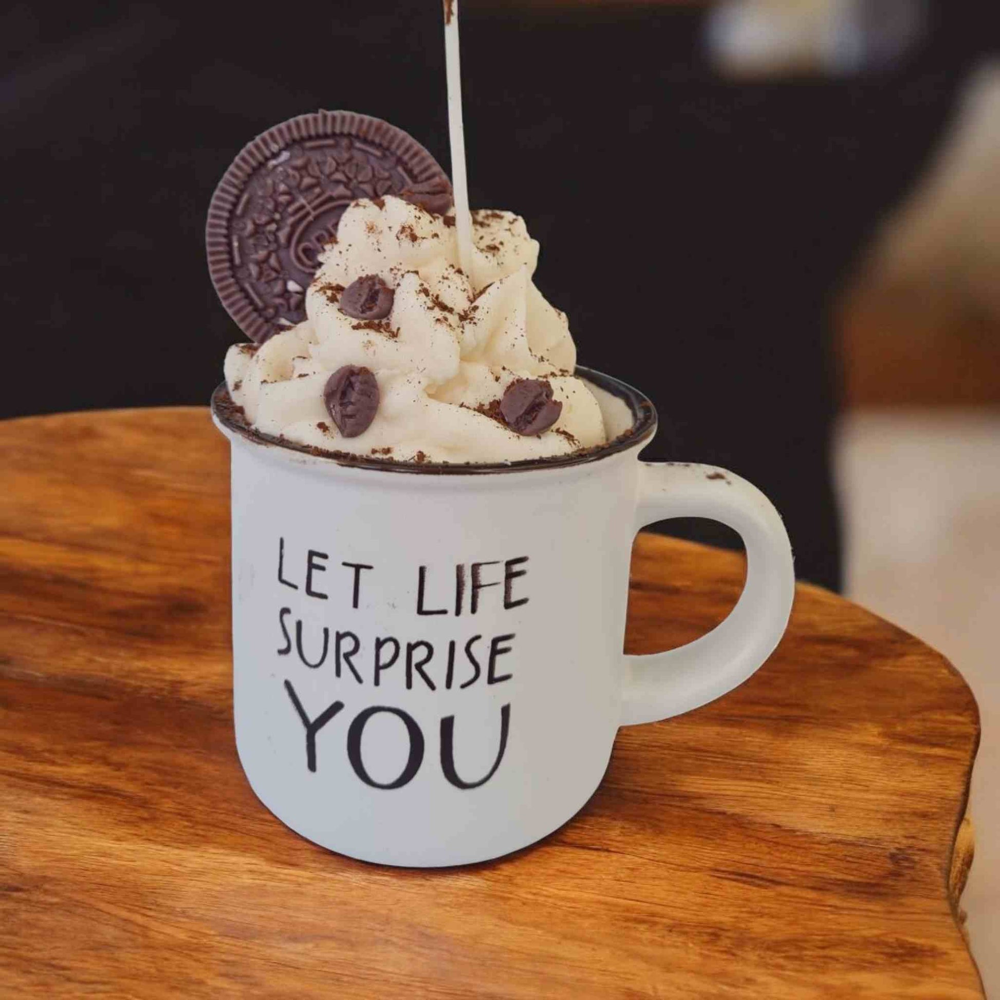 Lumanari decorative tip desert, canuta cu cafea frisca si biscuite oreo, realizate manual din ceara de soia naturala.