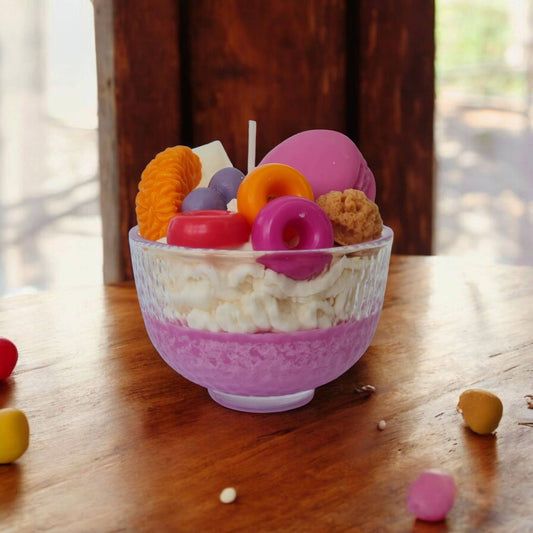 Lumanari tip desert, bol colorat cu fructe, macarons, frisca si gogosi. Lumanari desert artizanale.