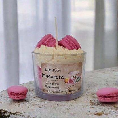 Lumanari tip desert cu macarons roz si frisca, din ceara naturala de soia. Lumanari desert artizanale, handmade.