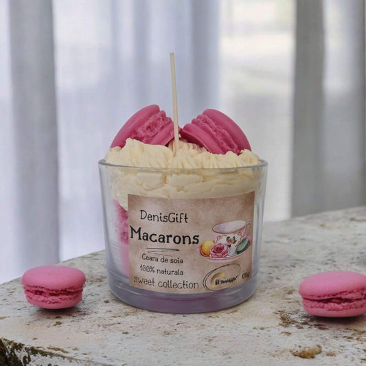 Lumanari tip desert cu macarons roz si frisca, din ceara naturala de soia. Lumanari desert artizanale, handmade.