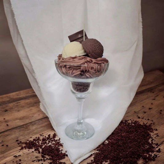 Lumanare desert, pahar cu inghetata, crema si ciocolata, realizata manual din ceara naturala de soia. Lumanari desert artizanale.