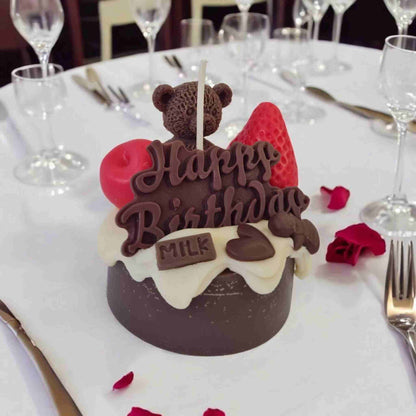 Lumanare tip desert cu "Happy birthday" cu ursulet din ceara de soia. Idee de caodu unic, deosebit, handmade.