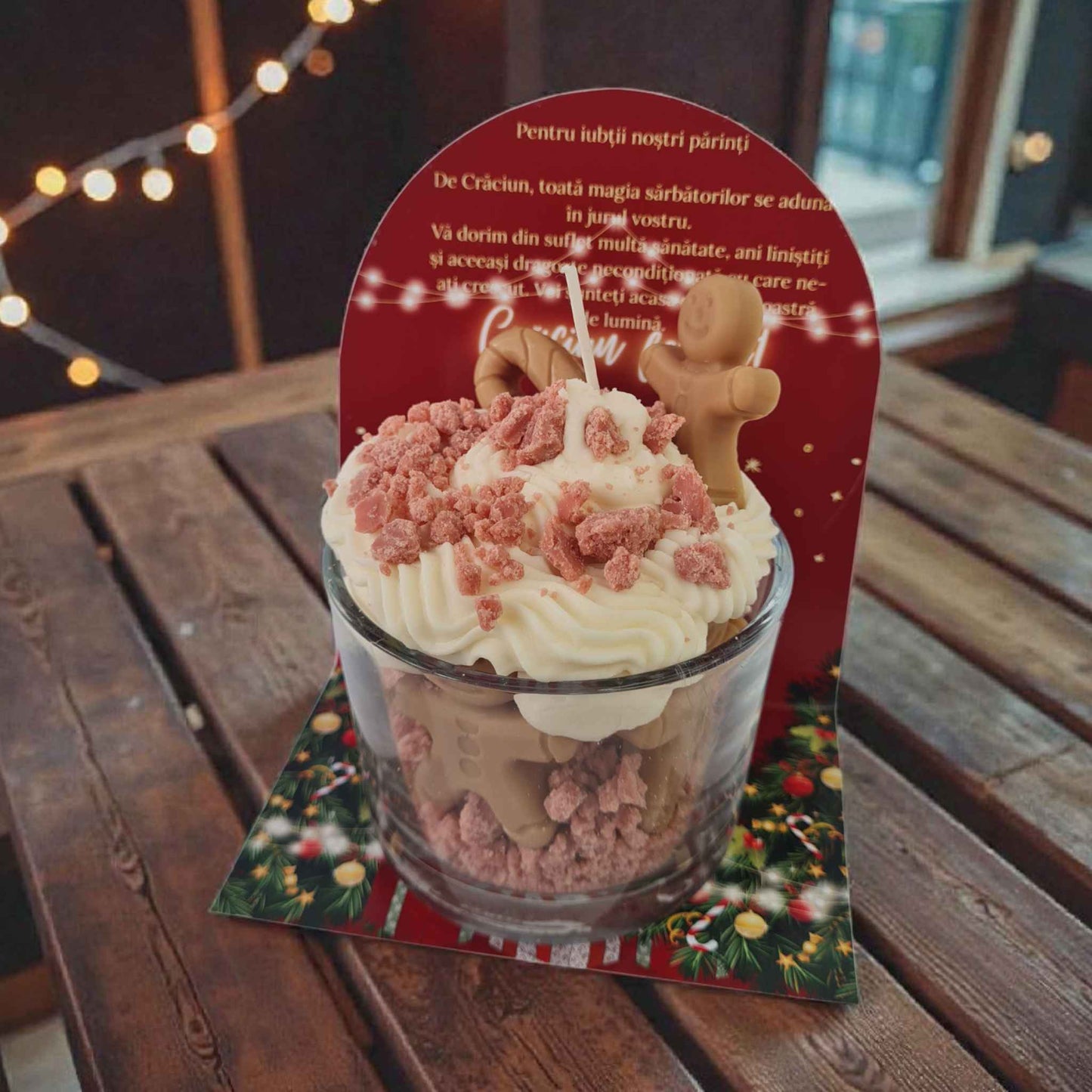 Lumanare tip desert de Craciun cu suport de carton personalizat de Craciun. Cadou unic.