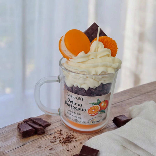 Lumanare tip desert din ceara de soia cu portocale, macarons, frisca si ciocolata. Lumanare tip desert artizanala.