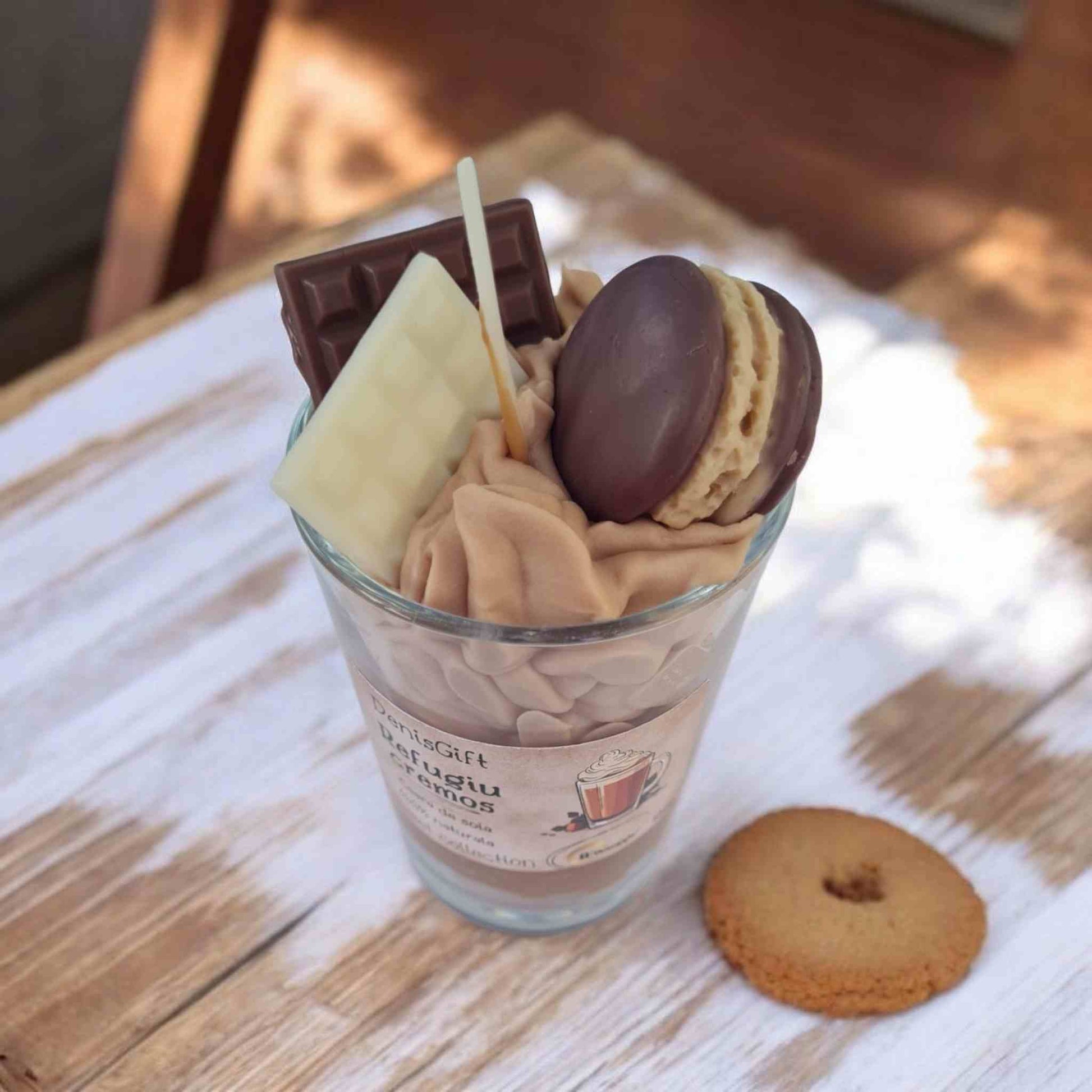 Lumanari decorative tip desert, ciocolata calda cu macarons. Lumanari tip desert, ciocolata calda.
