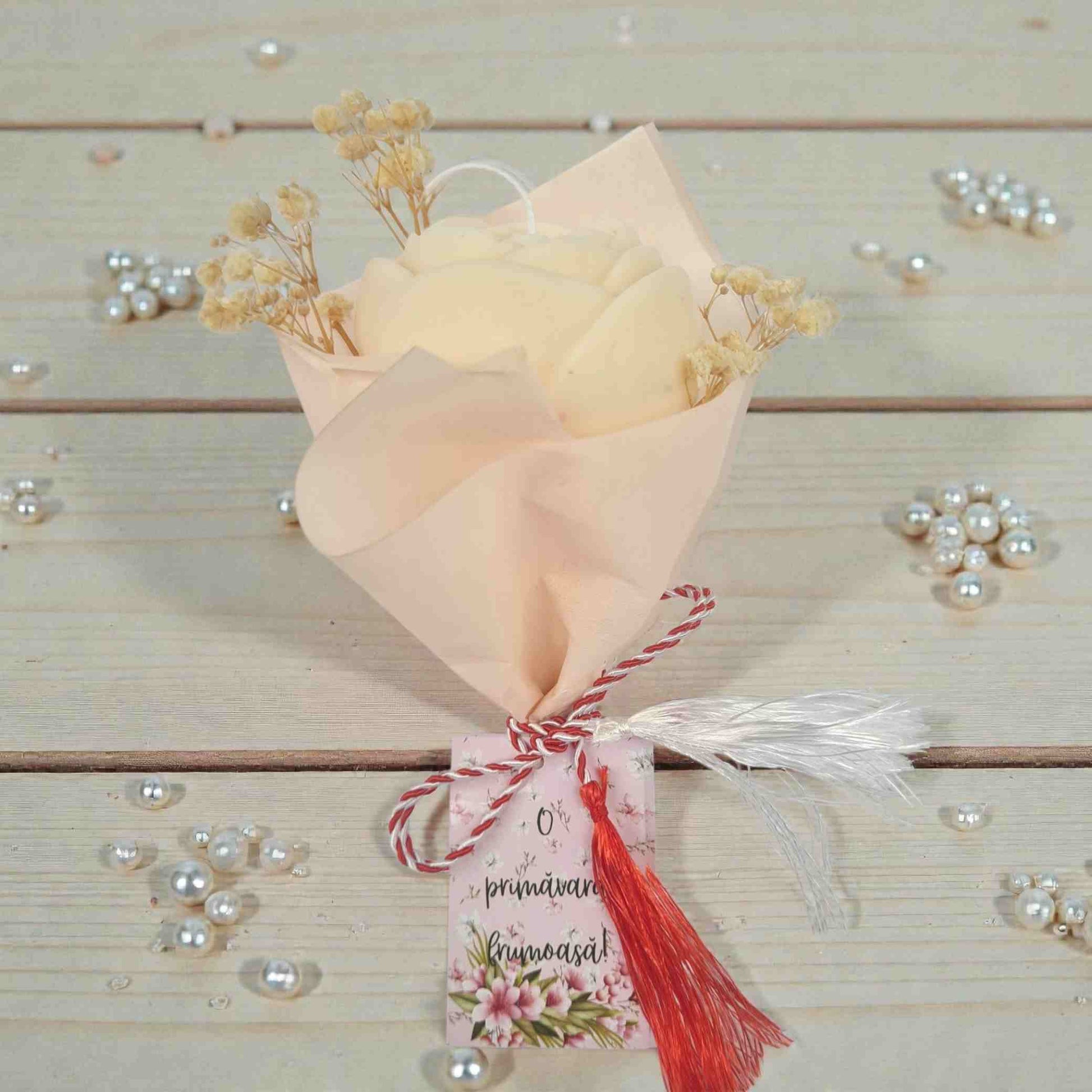 Martisor de 1 si 8 martie, handmade, mini buchetel, lumanare bujor si flori uscate.