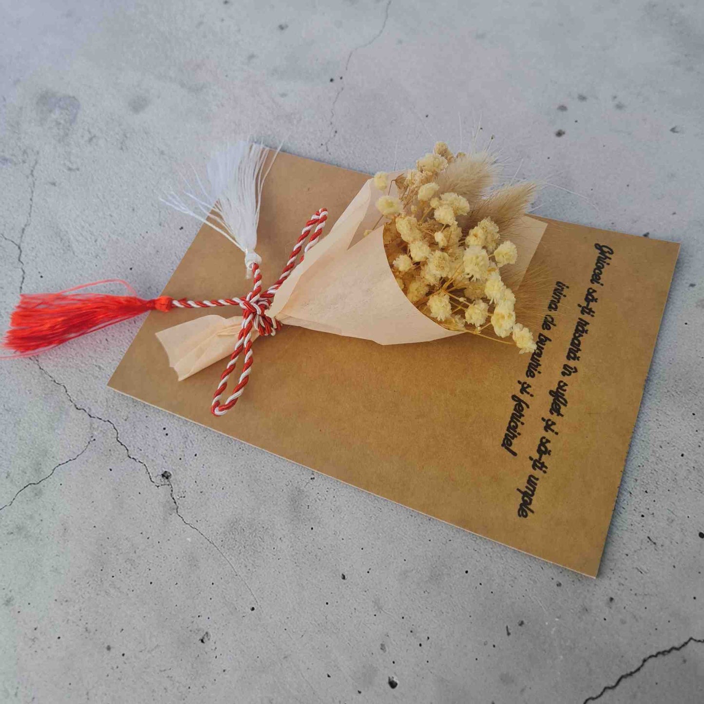 Martisor de primavara, mini buchetel de flori uscate naturale si urari de primavara.