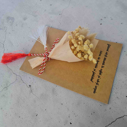 Martisor de primavara, mini buchetel de flori uscate naturale si urari de primavara.
