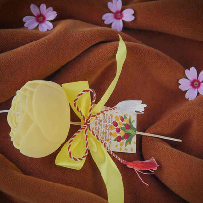 Martisor lumanare bujor parfumat, din ceara naturala de soia, pe suort de lemn si urari de primavara.