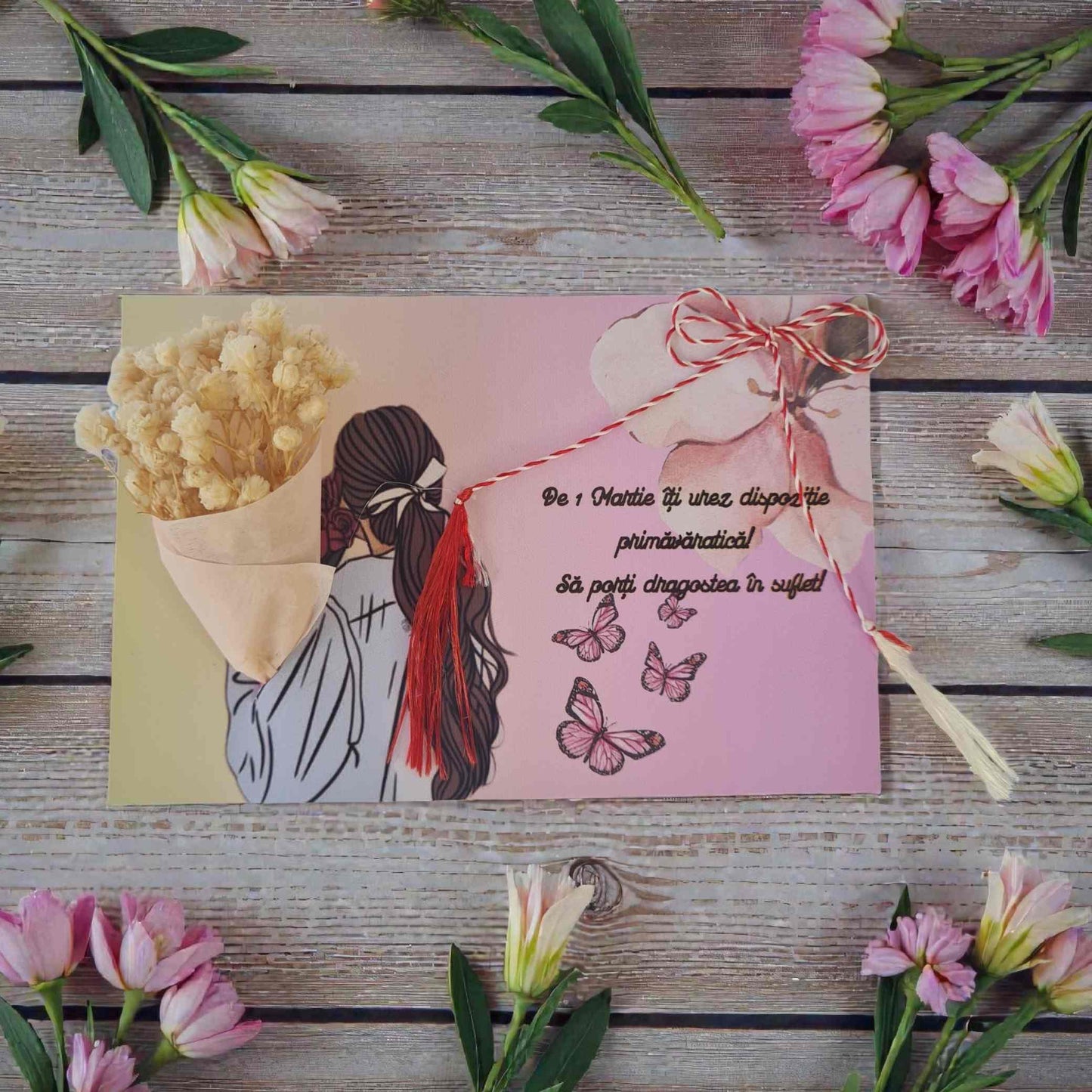 Martisor de 1 Martie cu buchetel de flori uscate naturale pe suport de carton si urari de primavara.