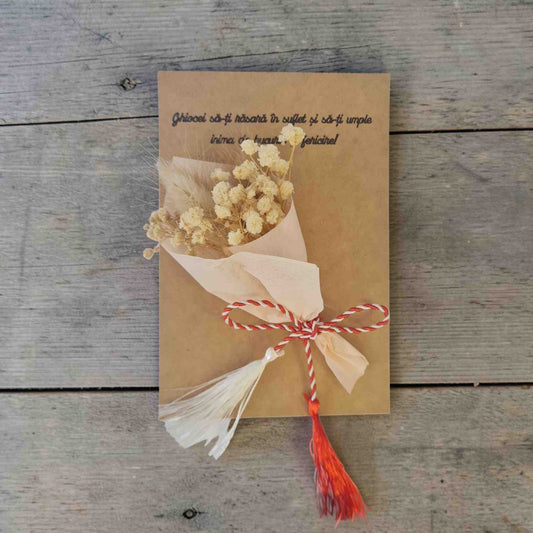 Martisor cu mini buchetel de flori uscate, cadou unic pentru cei dragi.