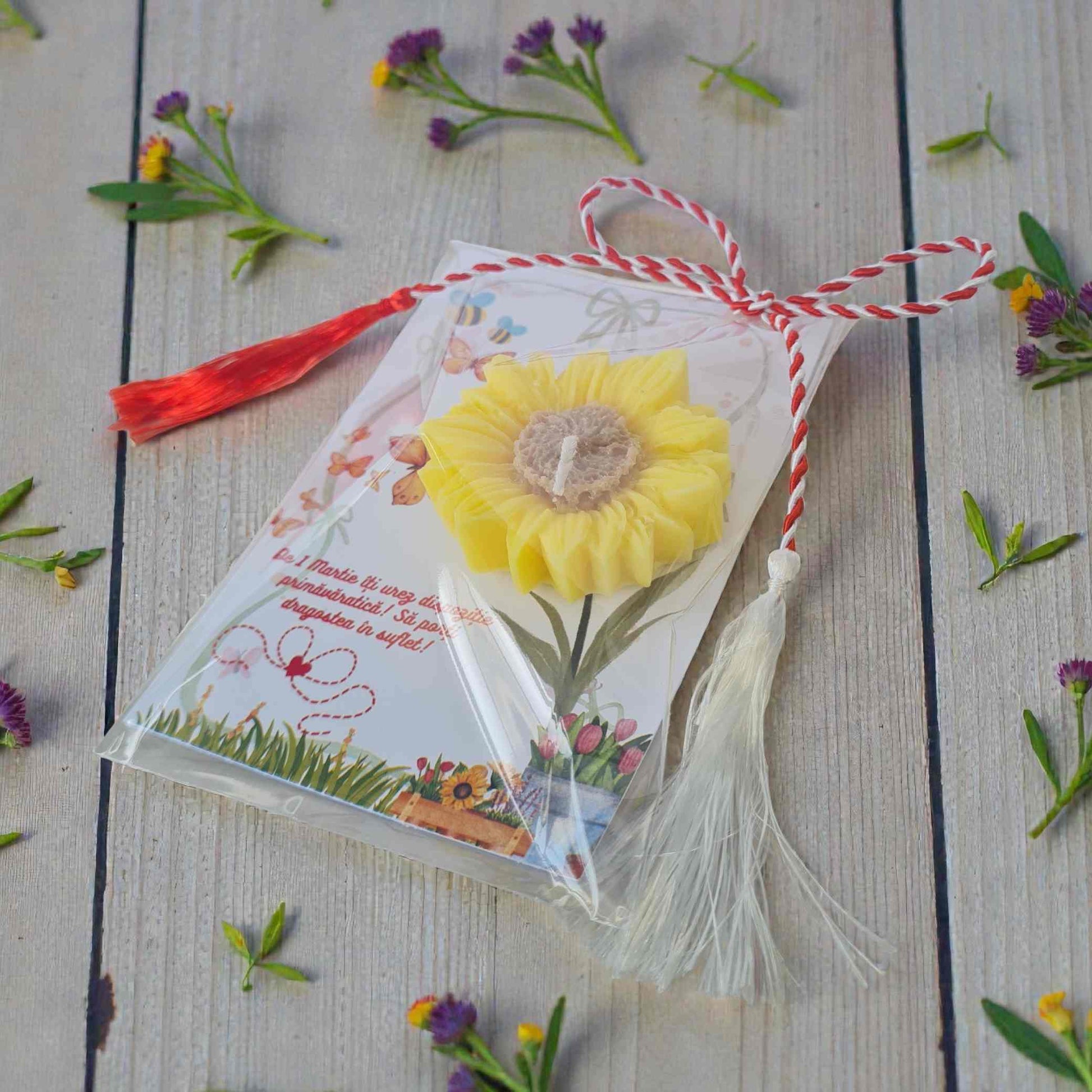 Martisor 1 martie, lumanare floarea soarelui realizata manual din ceara de soia, cu urari de primavara.