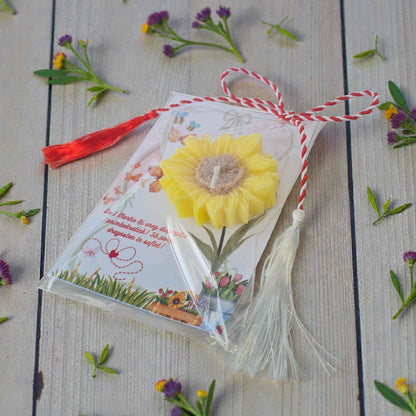 Martisor 1 martie, lumanare floarea soarelui realizata manual din ceara de soia, cu urari de primavara.