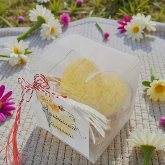 Martisor de primavara, lumanare inimioara din ceara naturala de soia, in cutiuta.