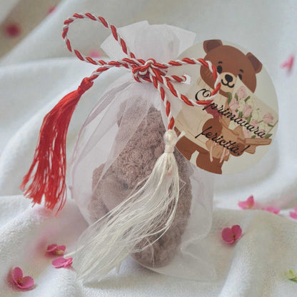 Martisor lumanare ursulet din ceara naturala de soia, in saculet cu snur de martisor.