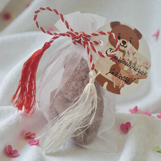Martisor lumanare ursulet din ceara naturala de soia, in saculet cu snur de martisor.