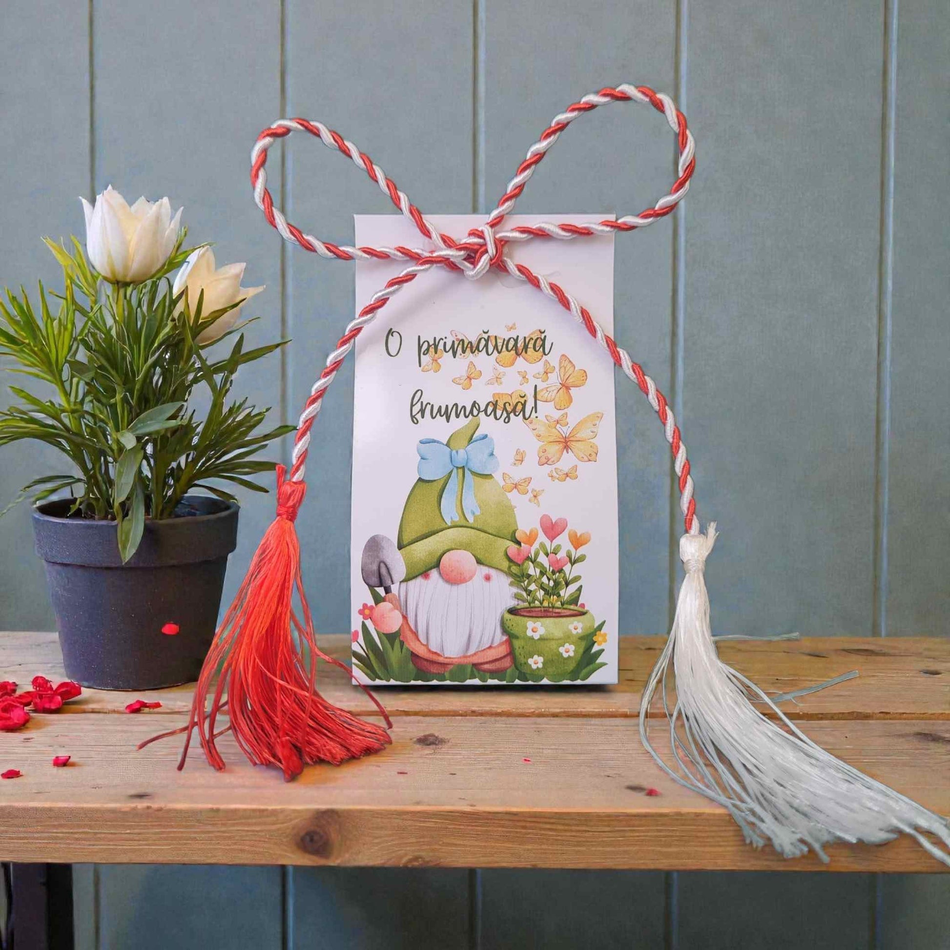 Martisor lumanare bubble din ceara naturala de soia, in ambalaj cu snur de martisor rosu cu alb.