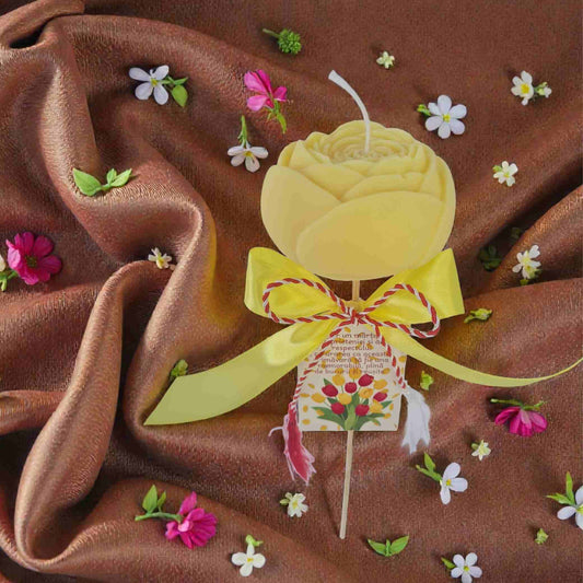 Martisor lumanare bujor pe suport de lemn cu cartonas cu urari de primavara.