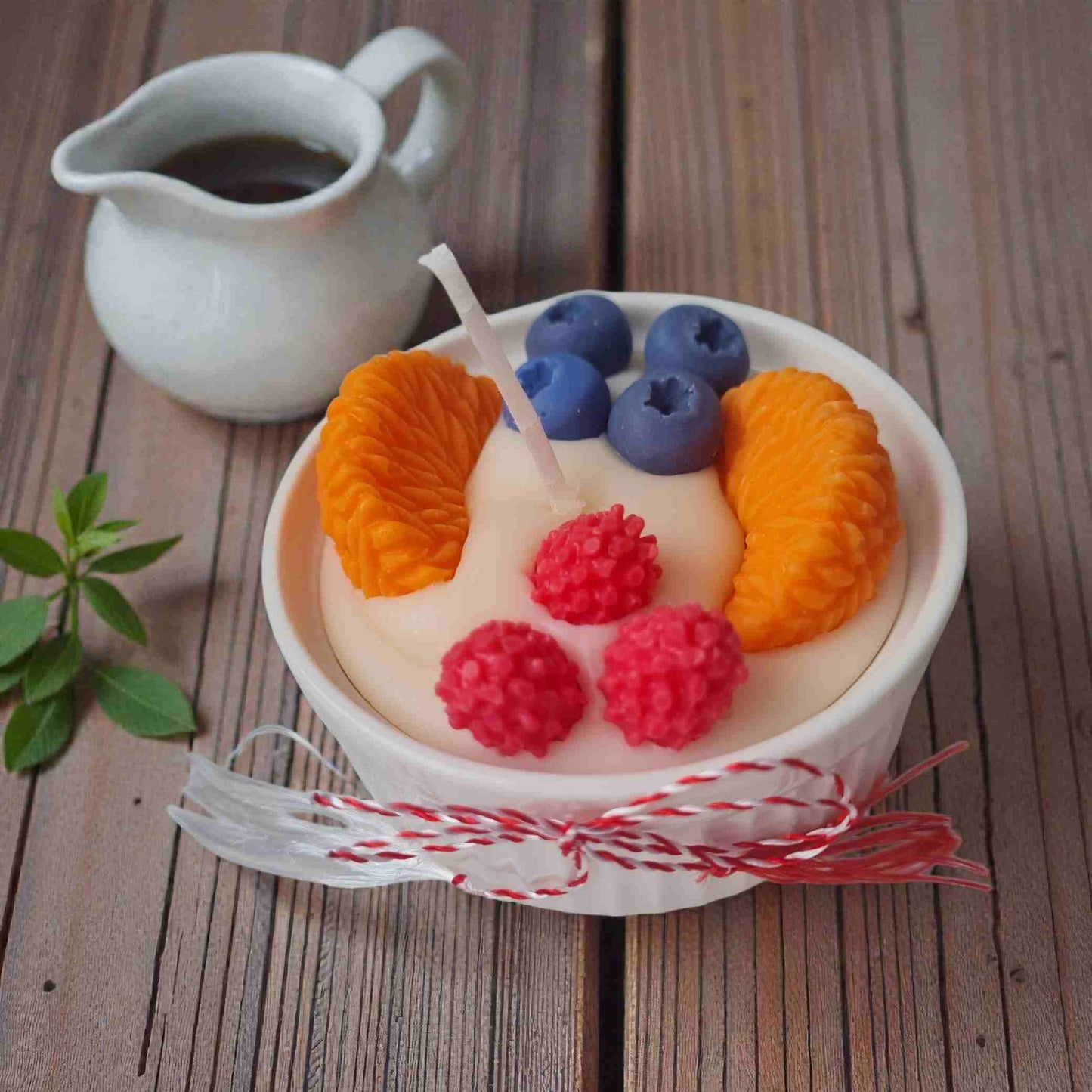 Martisor lumanare tip desert parfumata, realizata manual din ceara naturala de soia.