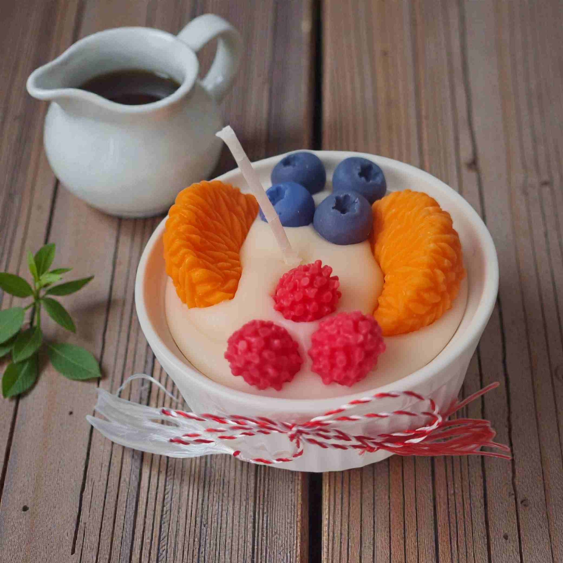 Martisor lumanare tip desert parfumata, realizata manual din ceara naturala de soia.