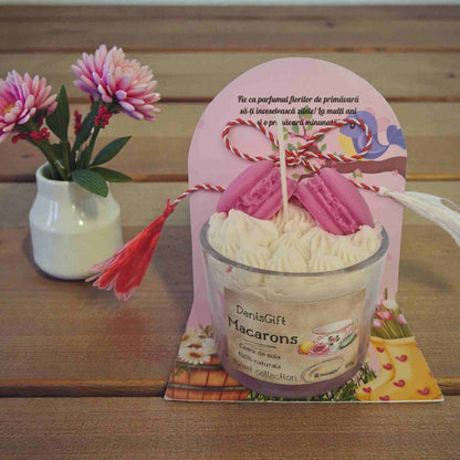 Martisor lumanare tip desert cu macarons roz, din ceara naturala de soia, parfumata.