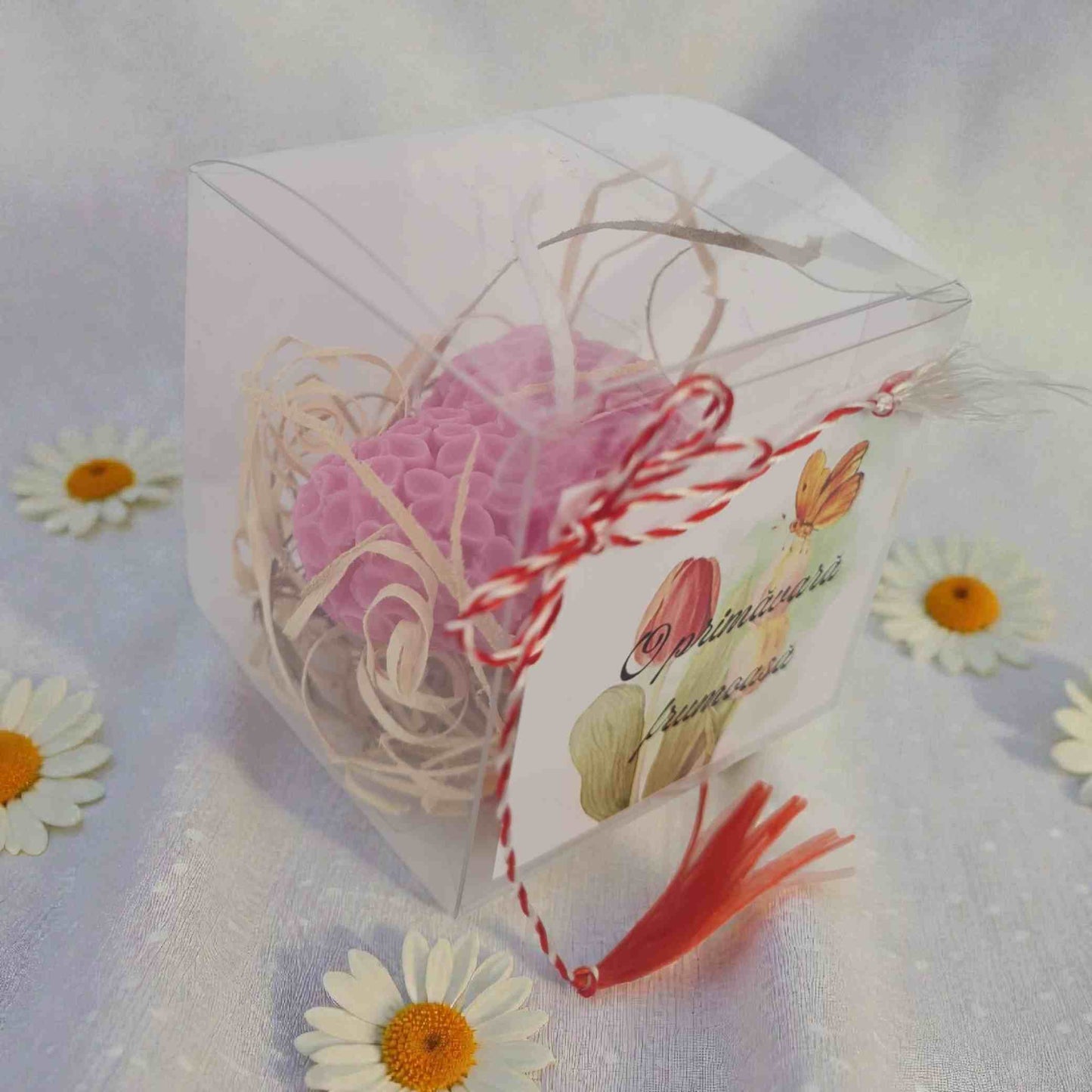 Martisor de primavara, inimioara roz din ceara de soia.