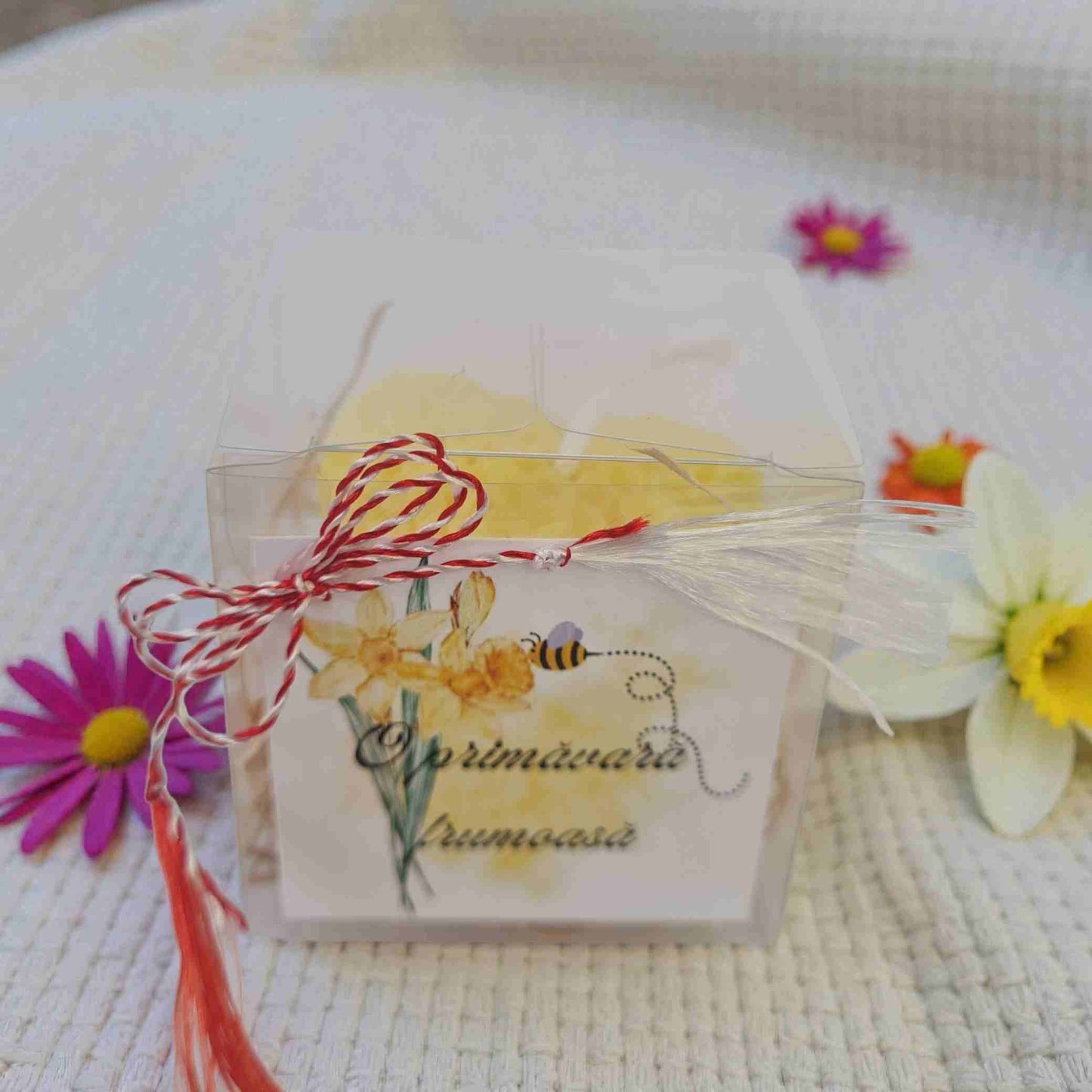 Martisor lumanare inimioare galbena, din ceara naturala de soia, in cutiuta cu snur de martisor.