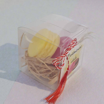 Martisor doua lumanari macaron in cutiuta cu urari de primavara.