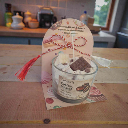 Martisor lumanare tip desert cu cafea, din ceara de soia, naturala, parfumata, pe suport de carton cu snur de martisor.