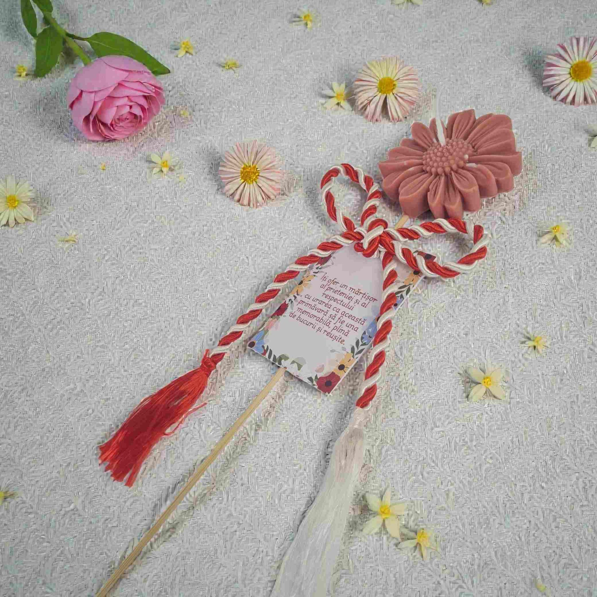 Martisor de 1 martie si 8 martie, lumanare marareta e tija de lemn cu mesaj si urari de primavara.