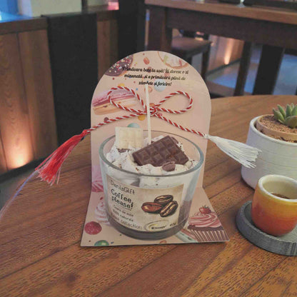Martisor lumanare tip desert cu cafea si ciocolata, suport de carton cu urari de primavara.