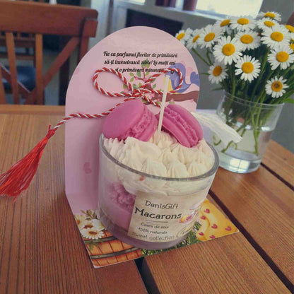 Martisor lumanare tip desert parfumata, din ceara de soia, suport de carton cu urari de primavara.