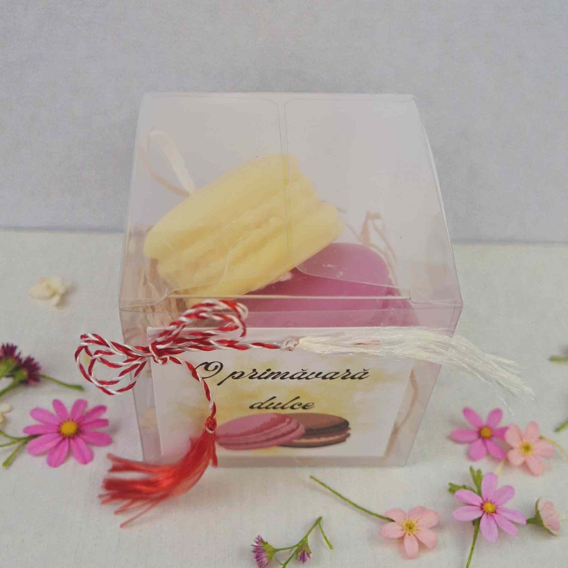 Martisoare, doua lumanari macarons din ceara naturala de soia si cutiuta cu urai de primavara.