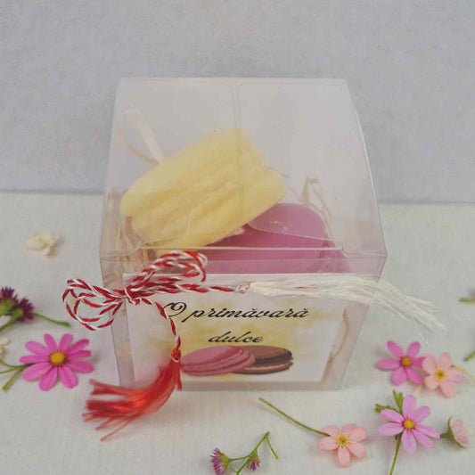 Martisoare, doua lumanari macarons din ceara naturala de soia si cutiuta cu urai de primavara.