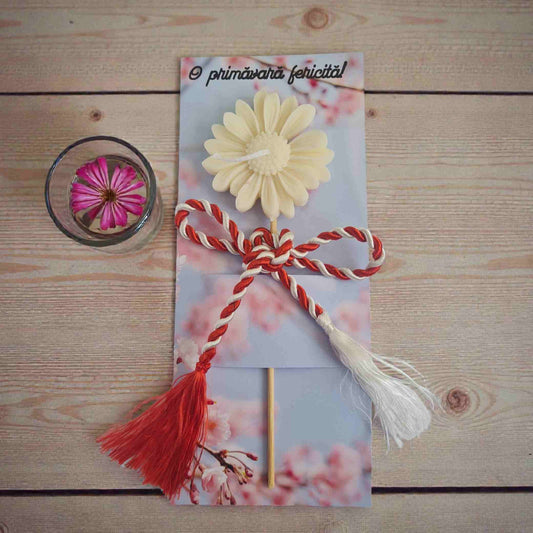 Martisor lumanare margareta alba din ceara naturala de soia, pe suport de carton si snur de martisor.