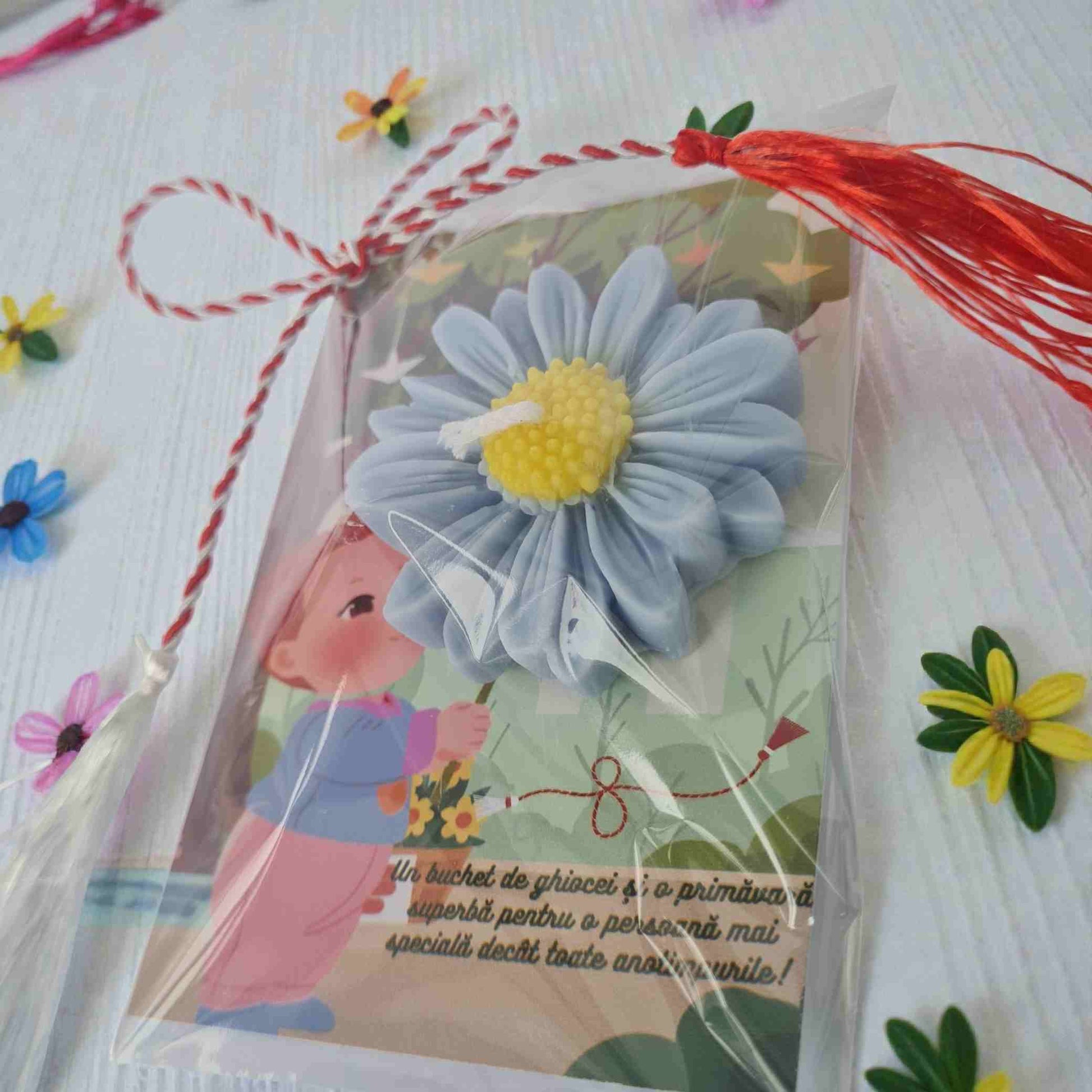 Martisor de 1 si 8 martie, cadou de ziua mamei, educatoare, invatatoare.
Martisor handmade, lumanare margareta.