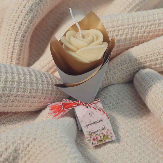 Martisor de 1 si 8 martie, minibuchetel trandafir, lumanare ceara naturala, de soia.
